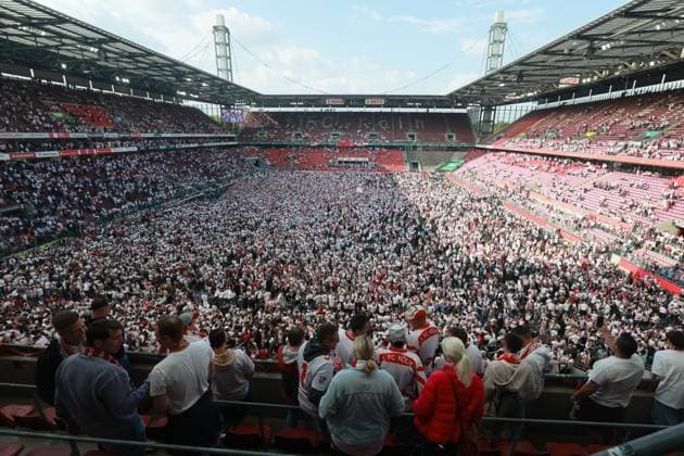 1. FC Köln vs. Kaiserslautern, 34. Spieltag, 18.05.2025, 15.30 Uhr, Fans nach dem Spiel im Innenraum (1. FC Köln), Bild:
