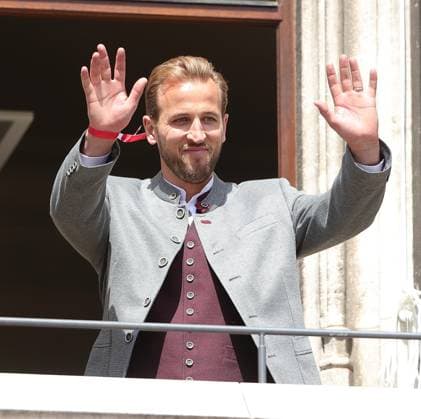 (250519) -- MUNICH, May 19, 2025 -- Harry Kane of Bayern Munich greets the fans during the celebration for winning the title of German first division Bundesliga at downtown Munich, Germany, May 18, 2025. (Photo by Xinhua) (SP)GERMANY-MUNICH-FOOTBALL-BAYERN MUNICH-CELEBRATION PhilippexRuiz 