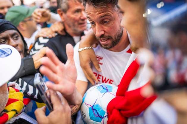 Cologne, Germany. 18th Mai 2025. Mark Uth (Köln) mit Spielball, Trainer Friedhelm Funkel (Köln) 1. FC Köln - 1. FC Kaiserslautern 18.05.2025