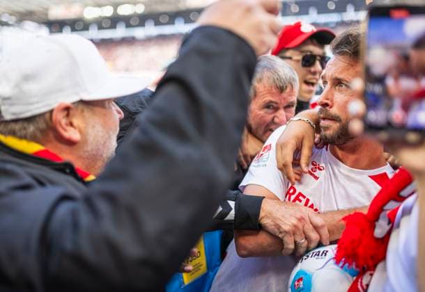Cologne, Germany. 18th Mai 2025. Mark Uth (Köln) mit Spielball, Trainer Friedhelm Funkel (Köln) 1. FC Köln - 1. FC Kaiserslautern 18.05.2025