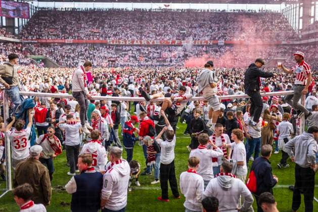 Cologne, Germany. 18th Mai 2025. Köln Fans feiern den Aufstieg in die Bundesliga auf dem Tor 1. FC Köln - 1. FC Kaiserslautern 18.05.2025
