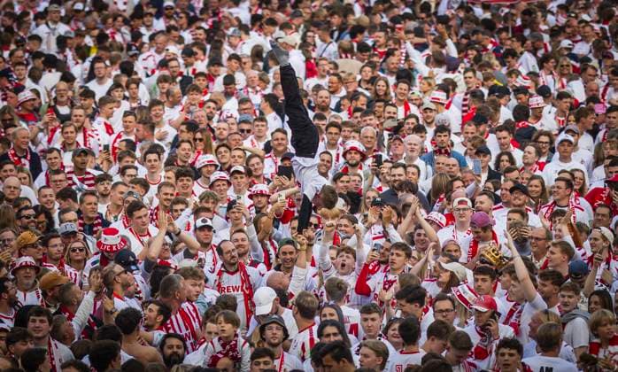 Cologne, Germany. 18th Mai 2025. Platzsturm der FC Fans KIND TURNT MIT SEINEM VATER 1. FC Köln - 1. FC Kaiserslautern 18.05.2025