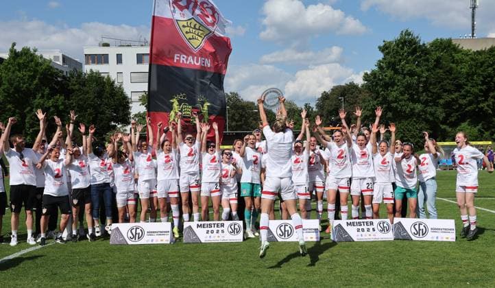 Stuttgart , Fußball Regionalliga Süd , VfB Stuttgart Frauen vs. TSV Schwaben Augsburg , Jubel VfB , mit Meisterschale: Jana Beuschlein