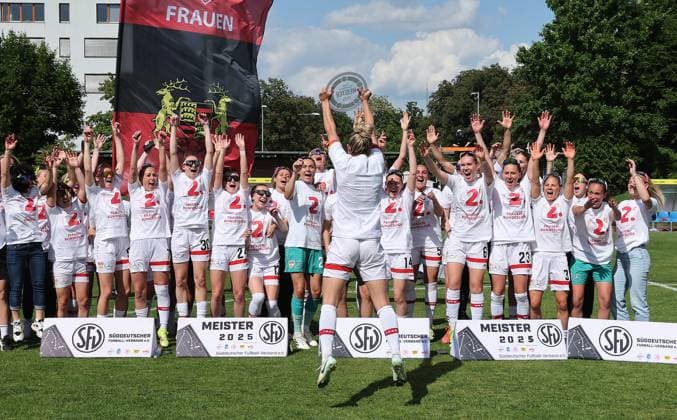 Stuttgart , Fußball Regionalliga Süd , VfB Stuttgart Frauen vs. TSV Schwaben Augsburg , Jubel VfB , mit Meisterschale: Jana Beuschlein