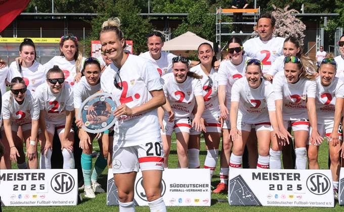 Stuttgart , Fußball Regionalliga Süd , VfB Stuttgart Frauen vs. TSV Schwaben Augsburg , Jubel VfB , mit Meisterschale: Jana Beuschlein