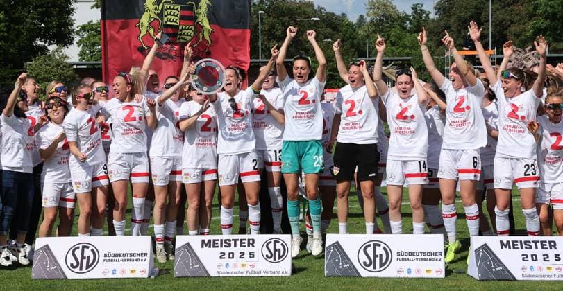 Stuttgart , Fußball Regionalliga Süd , VfB Stuttgart Frauen vs. TSV Schwaben Augsburg , Jubel VfB , mit Meisterschale: Jana Beuschlein
