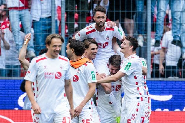 2.? ?Fußball Bundesliga, 1. FC Köln - 1. FC Kaiserslautern, 18.05.2025 Jubel zum 4:0 durch Mark Uth (1. FC Köln, 13) Uth wird von Jan Thielmann (1. FC Köln, 29) auf Schultern getragen 2. Fußball Bundesliga, 1. FC Köln - 1. FC Kaiserslautern, Köln, RheinEnergiestadion am 18.05.2025 DFL REGULATIONS PROHIBIT ANY USE OF PHOTOGRAPHS AS IMAGE SEQUENCES AND OR QUASI-VIDEO.