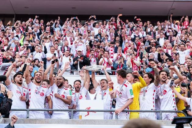 2.? ?Fußball Bundesliga, 1. FC Köln - 1. FC Kaiserslautern, 18.05.2025 Deutscher Meister der 2. Fussball Bundesliga - 1. FC Köln Die Mannschaft jubelt während Mark Uth (1. FC Köln, 13) und Timo Hübers (1. FC Köln, 4) die Schale in die Luft halten 2. Fußball Bundesliga, 1. FC Köln - 1. FC Kaiserslautern, Köln, RheinEnergiestadion am 18.05.2025 DFL REGULATIONS PROHIBIT ANY USE OF PHOTOGRAPHS AS IMAGE SEQUENCES AND OR QUASI-VIDEO.