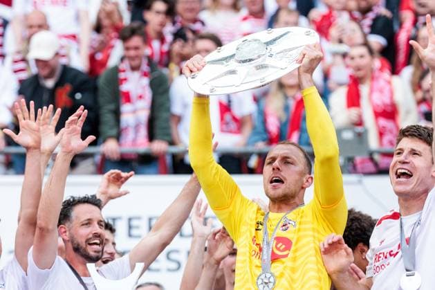 2.? ?Fußball Bundesliga, 1. FC Köln - 1. FC Kaiserslautern, 18.05.2025 Deutscher Meister der 2. Fussball Bundesliga - 1. FC Köln Marvin Schwäbe (1. FC Köln, 1) mit Schale 2. Fußball Bundesliga, 1. FC Köln - 1. FC Kaiserslautern, Köln, RheinEnergiestadion am 18.05.2025 DFL REGULATIONS PROHIBIT ANY USE OF PHOTOGRAPHS AS IMAGE SEQUENCES AND OR QUASI-VIDEO.
