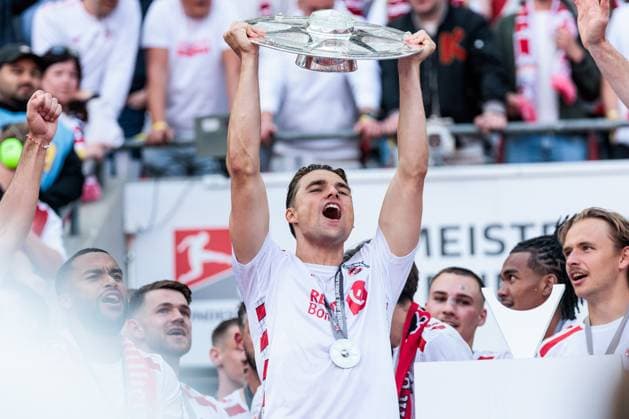 2.? ?Fußball Bundesliga, 1. FC Köln - 1. FC Kaiserslautern, 18.05.2025 Deutscher Meister der 2. Fussball Bundesliga - 1. FC Köln Joel Schmied (1. FC Köln, 2) mit Schale 2. Fußball Bundesliga, 1. FC Köln - 1. FC Kaiserslautern, Köln, RheinEnergiestadion am 18.05.2025 DFL REGULATIONS PROHIBIT ANY USE OF PHOTOGRAPHS AS IMAGE SEQUENCES AND OR QUASI-VIDEO.