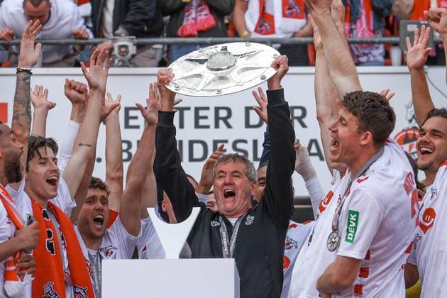 2. Bundesliga - 24 25 - 1. FC Köln - 1. FC Kaiserslautern am 18.05.2025 im RheinEnergieSTADION in Köln Jubel und Freude über die Meisterschaft bei der Mannschaft des 1 FC Köln, hier hält Trainer Head Coach Friedhelm Funkel (Koeln) die Schale hoch