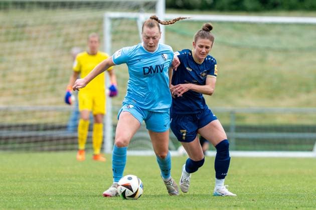 18.05.2025, Fußball, 2. Frauen-Bundesliga, 2024 2025, 26. Spieltag, SG 99 Andernach - VfL Bochum Antonia Haase (2 Bochum) versucht den Ball von Carolin Schraa (7 Andernach) abzuschirmen. Andernach Stadion Rheinland-Pfalz Deutschland