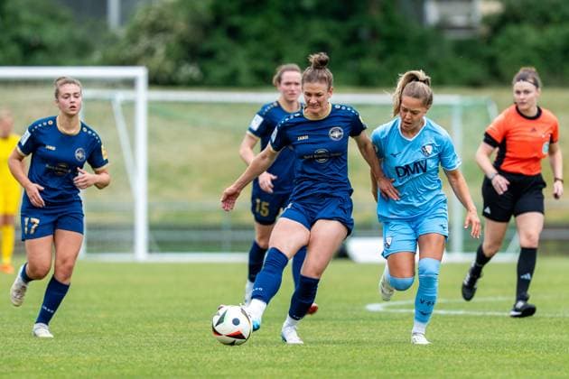 18.05.2025, Fußball, 2. Frauen-Bundesliga, 2024 2025, 26. Spieltag, SG 99 Andernach - VfL Bochum Carolin Schraa (7 Andernach) passt den Ball. Andernach Stadion Rheinland-Pfalz Deutschland
