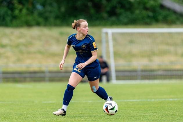 18.05.2025, Fußball, 2. Frauen-Bundesliga, 2024 2025, 26. Spieltag, SG 99 Andernach - VfL Bochum Zoe Brückel (22 Andernach) steht nach ihrer Verletzungspause das erste Mal wieder in der Startelf und läuft mit dem Ball über das Feld. Andernach Stadion Rheinland-Pfalz Deutschland