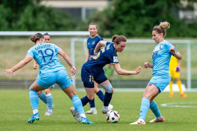 18.05.2025, Fußball, 2. Frauen-Bundesliga, 2024 2025, 26. Spieltag, SG 99 Andernach - VfL Bochum Vanessa Zilligen (15 Andernach) versucht sich zwischen Lucy Karwatzki (19 Bochum) und Dörthe Hoppius (11 Bochum) durchzuspielen. Andernach Stadion Rheinland-Pfalz Deutschland