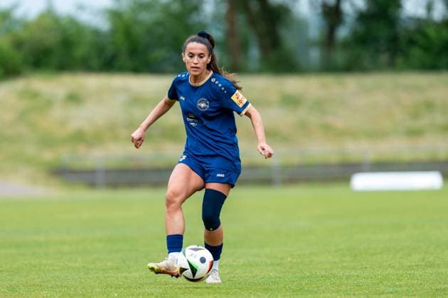 18.05.2025, Fußball, 2. Frauen-Bundesliga, 2024 2025, 26. Spieltag, SG 99 Andernach - VfL Bochum Besarta Hisenaj (4 Andernach) passt den Ball. Andernach Stadion Rheinland-Pfalz Deutschland