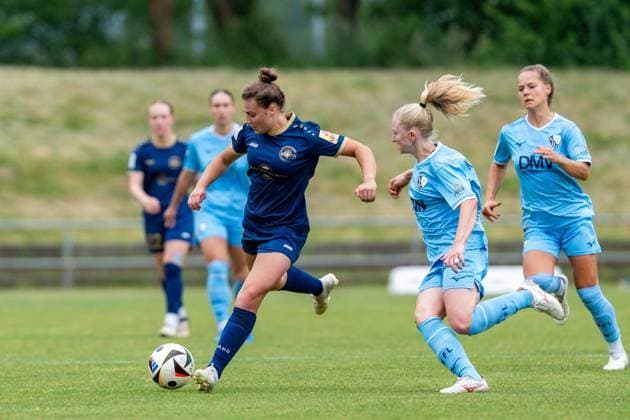 18.05.2025, Fußball, 2. Frauen-Bundesliga, 2024 2025, 26. Spieltag, SG 99 Andernach - VfL Bochum Leonie Wäschenbach (17 Andernach) schießt den Ball. Andernach Stadion Rheinland-Pfalz Deutschland