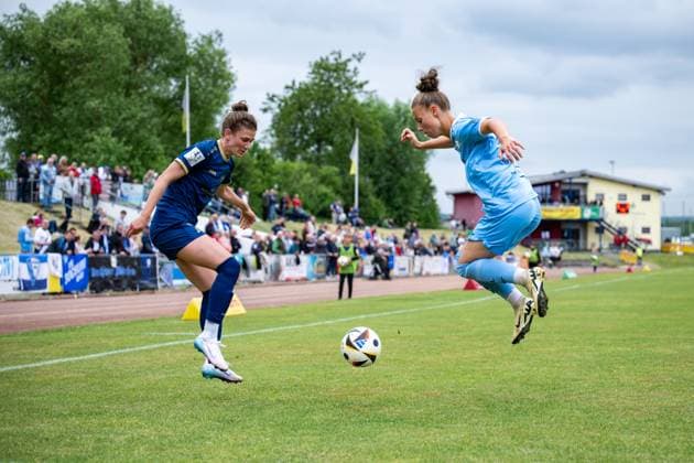 18.05.2025, Fußball, 2. Frauen-Bundesliga, 2024 2025, 26. Spieltag, SG 99 Andernach - VfL Bochum Carolin Schraa (7 Andernach) spielt den Ball, den Franziska Wenzel (31 Bochum) abblocken will. Andernach Stadion Rheinland-Pfalz Deutschland
