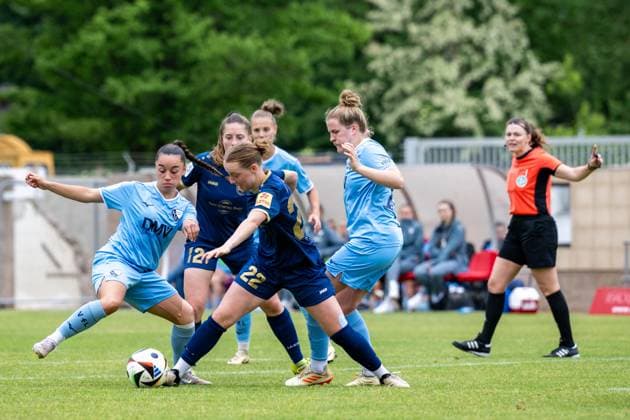 18.05.2025, Fußball, 2. Frauen-Bundesliga, 2024 2025, 26. Spieltag, SG 99 Andernach - VfL Bochum Zoe Brückel (22 Andernach) erkämpft sich den Ball. Andernach Stadion Rheinland-Pfalz Deutschland