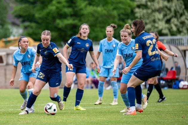 18.05.2025, Fußball, 2. Frauen-Bundesliga, 2024 2025, 26. Spieltag, SG 99 Andernach - VfL Bochum Zoe Brückel (22 Andernach) bereitet sich auf den Torschuss vor. Andernach Stadion Rheinland-Pfalz Deutschland