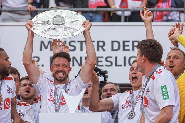 2. Bundesliga - 24 25 - 1. FC Köln - 1. FC Kaiserslautern am 18.05.2025 im RheinEnergieSTADION in Köln Jubel und Freude über die Meisterschaft bei der Mannschaft des 1 FC Köln, hier hält Mark Uth (Koeln) die Meisterschale hoch und freut sich