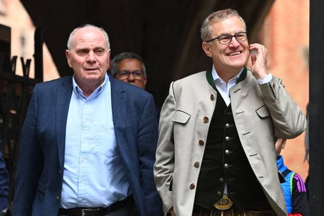 Ankunft v.li:Uli HOENESS (Höness,Ehrenpraesident Bayern Muenchen), Jan Christian DREESEN (Vorstandsvorsitzender FCB). Fussball Bundesliga der Frauen und der Maenner Doppelfeier FC Bayern Muenchen,Meisterfeier auf dem Rathausbalkon auf dem Marienplatz in Muenchen am 18.05.2025. Fussball 1. Bundesliga Saison 2024 2025, 34.Spieltag, *** Arrival from left Uli HOENESS Höness,Honorary President Bayern Muenchen , Jan Christian DREESEN Chairman of the Board FCB Football Bundesliga Women and Men Double Celebration FC Bayern Muenchen,Championship Celebration on the Town Hall Balcony on Marienplatz in Munich on 18 05 2025 Football 1 Bundesliga Season 2024 2025, 34 Matchday,