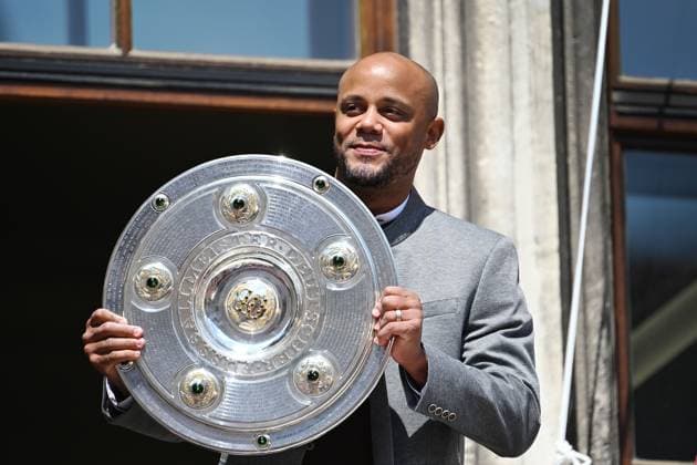 Trainer Vincent KOMPANY (Bayern Muenchen) feiert auf dem Rathausbalkon mit Schale,Meisterschale. Fussball Bundesliga der Frauen und der Maenner Doppelfeier FC Bayern Muenchen,Meisterfeier auf dem Rathausbalkon auf dem Marienplatz in Muenchen am 18.05.2025. Fussball 1. Bundesliga Saison 2024 2025, 34.Spieltag,