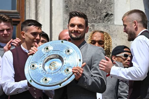 Sven ULREICH,Torwart (Bayern Muenchen) feiert auf dem Rathausbalkon mit Schale,Meisterschale. Fussball Bundesliga der Frauen und der Maenner Doppelfeier FC Bayern Muenchen,Meisterfeier auf dem Rathausbalkon auf dem Marienplatz in Muenchen am 18.05.2025. Fussball 1. Bundesliga Saison 2024 2025, 34.Spieltag,