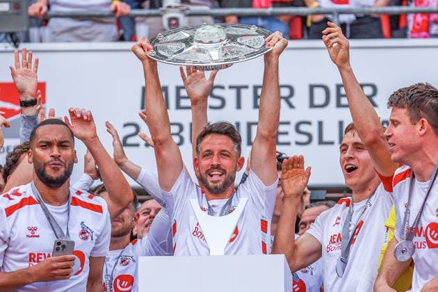 2. Bundesliga - 24 25 - 1. FC Köln - 1. FC Kaiserslautern am 18.05.2025 im RheinEnergieSTADION in Köln Jubel und Freude über die Meisterschaft bei der Mannschaft des 1 FC Köln, hier hält Mark Uth (Koeln) die Meisterschale hoch