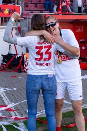 Jubel, Freude, Emotion Sabine Ebnicher (1. FSV Mainz 05, 33) mit Fan zum Aufstieg, GER, 1. FSV Mainz 05 vs. 1. FC Saarbruecken, Frauen-Regionalliga Suedwest, 21. Spieltag, Saison 2024 2025, 18.05.2025, DFB DFL REGULATIONS PROHIBIT ANY USE OF PHOTOGRAPHS AS IMAGE SEQUENCES AND OR QUASI-VIDEO, GER, 1. FSV Mainz 05 vs. 1. FC Saarbruecken, Frauen-Regionalliga Suedwest, 21. Spieltag, Saison 2024 2025, 18.05.2025, Mainz Copyright: xEibner-Pressefoto Jan-NiclasxGrox EP_JGG