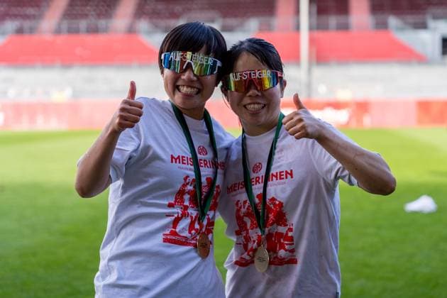 Jubel, Freude, Emotion v.l. Yuuka Fukuhara (1. FSV Mainz 05, 22), Yurina Imai (1. FSV Mainz 05, 39) zum Aufstieg, GER, 1. FSV Mainz 05 vs. 1. FC Saarbruecken, Frauen-Regionalliga Suedwest, 21. Spieltag, Saison 2024 2025, 18.05.2025, DFB DFL REGULATIONS PROHIBIT ANY USE OF PHOTOGRAPHS AS IMAGE SEQUENCES AND OR QUASI-VIDEO, GER, 1. FSV Mainz 05 vs. 1. FC Saarbruecken, Frauen-Regionalliga Suedwest, 21. Spieltag, Saison 2024 2025, 18.05.2025, Mainz Copyright: xEibner-Pressefoto Jan-NiclasxGrox EP_JGG