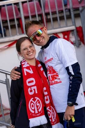 Jubel, Freude, Emotion Alexander Ulbrich (1. FSV Mainz 05, Co-Trainer) mit Fan zum Aufstieg, GER, 1. FSV Mainz 05 vs. 1. FC Saarbruecken, Frauen-Regionalliga Suedwest, 21. Spieltag, Saison 2024 2025, 18.05.2025, DFB DFL REGULATIONS PROHIBIT ANY USE OF PHOTOGRAPHS AS IMAGE SEQUENCES AND OR QUASI-VIDEO, GER, 1. FSV Mainz 05 vs. 1. FC Saarbruecken, Frauen-Regionalliga Suedwest, 21. Spieltag, Saison 2024 2025, 18.05.2025, Mainz Copyright: xEibner-Pressefoto Jan-NiclasxGrox EP_JGG