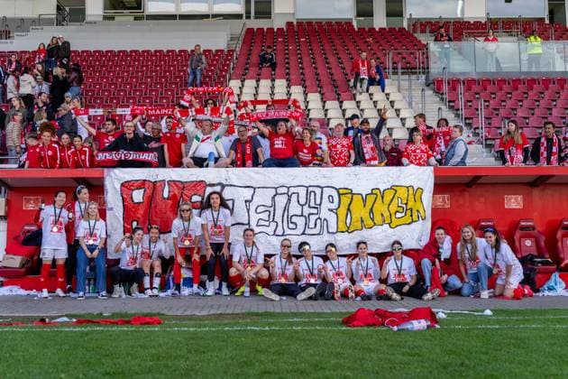 Jubel, Freude, Emotion, Mannschaft von 1. FSV Mainz 05 feiert Aufstieg mit selbstgemachtem Banner der Fans, GER, 1. FSV Mainz 05 vs. 1. FC Saarbruecken, Frauen-Regionalliga Suedwest, 21. Spieltag, Saison 2024 2025, 18.05.2025, DFB DFL REGULATIONS PROHIBIT ANY USE OF PHOTOGRAPHS AS IMAGE SEQUENCES AND OR QUASI-VIDEO, GER, 1. FSV Mainz 05 vs. 1. FC Saarbruecken, Frauen-Regionalliga Suedwest, 21. Spieltag, Saison 2024 2025, 18.05.2025, Mainz Copyright: xEibner-Pressefoto Jan-NiclasxGrox EP_JGG