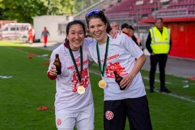 Jubel, Freude, Emotion, v.l. Yurina Imai (1. FSV Mainz 05, 39), Chiara Peiter (1. FSV Mainz 05, 31) zum Aufstieg, GER, 1. FSV Mainz 05 vs. 1. FC Saarbruecken, Frauen-Regionalliga Suedwest, 21. Spieltag, Saison 2024 2025, 18.05.2025, DFB DFL REGULATIONS PROHIBIT ANY USE OF PHOTOGRAPHS AS IMAGE SEQUENCES AND OR QUASI-VIDEO, GER, 1. FSV Mainz 05 vs. 1. FC Saarbruecken, Frauen-Regionalliga Suedwest, 21. Spieltag, Saison 2024 2025, 18.05.2025, Mainz Copyright: xEibner-Pressefoto Jan-NiclasxGrox EP_JGG