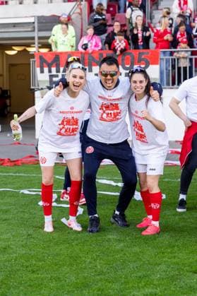 Jubel, Freude, Emotion v.l. Chiara Bouziane (1. FSV Mainz 05, 10), Takashi Yamashita (1. FSV Mainz 05, Cheftrainer), Vital Kats (1. FSV Mainz 05, 30) zum Aufstieg, GER, 1. FSV Mainz 05 vs. 1. FC Saarbruecken, Frauen-Regionalliga Suedwest, 21. Spieltag, Saison 2024 2025, 18.05.2025, DFB DFL REGULATIONS PROHIBIT ANY USE OF PHOTOGRAPHS AS IMAGE SEQUENCES AND OR QUASI-VIDEO, GER, 1. FSV Mainz 05 vs. 1. FC Saarbruecken, Frauen-Regionalliga Suedwest, 21. Spieltag, Saison 2024 2025, 18.05.2025, Mainz Copyright: xEibner-Pressefoto Jan-NiclasxGrox EP_JGG