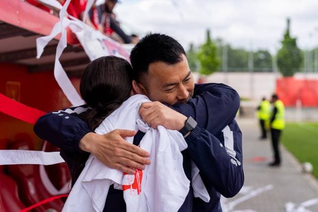 Jubel, Freude, Emotion, Umarmung Takashi Yamashita (1. FSV Mainz 05, Cheftrainer) nach dem Abpfiff zum Aufstieg, GER, 1. FSV Mainz 05 vs. 1. FC Saarbruecken, Frauen-Regionalliga Suedwest, 21. Spieltag, Saison 2024 2025, 18.05.2025, DFB DFL REGULATIONS PROHIBIT ANY USE OF PHOTOGRAPHS AS IMAGE SEQUENCES AND OR QUASI-VIDEO, GER, 1. FSV Mainz 05 vs. 1. FC Saarbruecken, Frauen-Regionalliga Suedwest, 21. Spieltag, Saison 2024 2025, 18.05.2025, Mainz Copyright: xEibner-Pressefoto Jan-NiclasxGrox EP_JGG