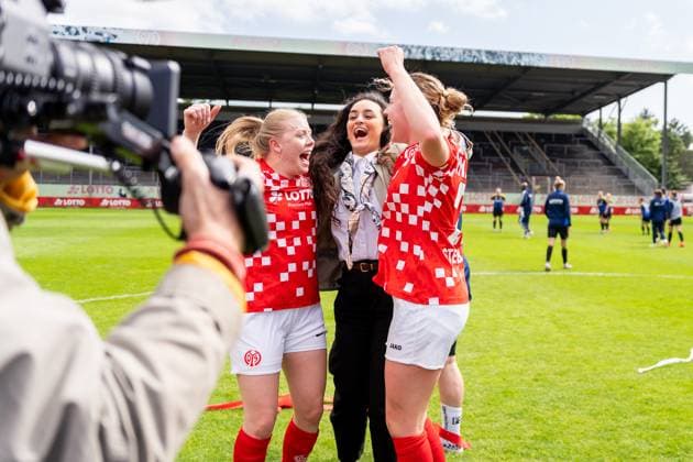 Jubel, Freude, Emotion v.l. Heidrun Sigurdardottir (1. FSV Mainz 05, 08), Ebru Uzungueney (1. FSV Mainz 05, 28), Jule Stendebach (1. FSV Mainz 05, 23) zum Aufstieg, GER, 1. FSV Mainz 05 vs. 1. FC Saarbruecken, Frauen-Regionalliga Suedwest, 21. Spieltag, Saison 2024 2025, 18.05.2025, DFB DFL REGULATIONS PROHIBIT ANY USE OF PHOTOGRAPHS AS IMAGE SEQUENCES AND OR QUASI-VIDEO, GER, 1. FSV Mainz 05 vs. 1. FC Saarbruecken, Frauen-Regionalliga Suedwest, 21. Spieltag, Saison 2024 2025, 18.05.2025, Mainz Copyright: xEibner-Pressefoto Jan-NiclasxGrox EP_JGG