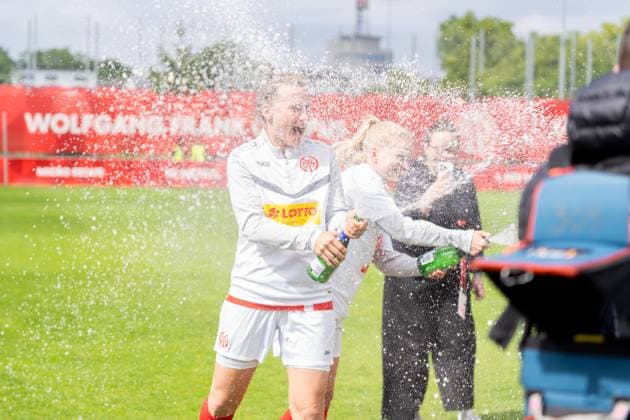 Nadine Anstatt (1. FSV Mainz 05, 27) feiert den Aufstieg, GER, 1. FSV Mainz 05 vs. 1. FC Saarbruecken, Frauen-Regionalliga Suedwest, 21. Spieltag, Saison 2024 2025, 18.05.2025, DFB DFL REGULATIONS PROHIBIT ANY USE OF PHOTOGRAPHS AS IMAGE SEQUENCES AND OR QUASI-VIDEO, GER, 1. FSV Mainz 05 vs. 1. FC Saarbruecken, Frauen-Regionalliga Suedwest, 21. Spieltag, Saison 2024 2025, 18.05.2025, Mainz Copyright: xEibner-Pressefoto Jan-NiclasxGrox EP_JGG