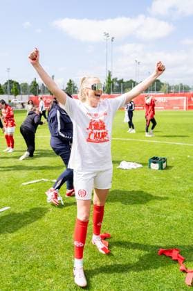 Jubel. Freude, Emotion Chiara Bouziane (1. FSV Mainz 05, 10) zum Aufstieg, GER, 1. FSV Mainz 05 vs. 1. FC Saarbruecken, Frauen-Regionalliga Suedwest, 21. Spieltag, Saison 2024 2025, 18.05.2025, DFB DFL REGULATIONS PROHIBIT ANY USE OF PHOTOGRAPHS AS IMAGE SEQUENCES AND OR QUASI-VIDEO, GER, 1. FSV Mainz 05 vs. 1. FC Saarbruecken, Frauen-Regionalliga Suedwest, 21. Spieltag, Saison 2024 2025, 18.05.2025, Mainz Copyright: xEibner-Pressefoto Jan-NiclasxGrox EP_JGG