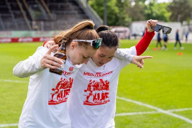 Jubel, Freude, Emotion v.l. Maja Pageler (1. FSV Mainz 05, 37), Yurina Imai (1. FSV Mainz 05, 39) zum Aufstieg, GER, 1. FSV Mainz 05 vs. 1. FC Saarbruecken, Frauen-Regionalliga Suedwest, 21. Spieltag, Saison 2024 2025, 18.05.2025, DFB DFL REGULATIONS PROHIBIT ANY USE OF PHOTOGRAPHS AS IMAGE SEQUENCES AND OR QUASI-VIDEO, GER, 1. FSV Mainz 05 vs. 1. FC Saarbruecken, Frauen-Regionalliga Suedwest, 21. Spieltag, Saison 2024 2025, 18.05.2025, Mainz Copyright: xEibner-Pressefoto Jan-NiclasxGrox EP_JGG