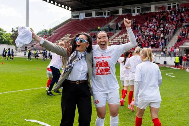 Jubel, Freude, Emotion v.l. Ebru Uzungueney (1. FSV Mainz 05, 28), Mamiko Matsumoto (1. FSV Mainz 05, 01) zum Aufstieg, GER, 1. FSV Mainz 05 vs. 1. FC Saarbruecken, Frauen-Regionalliga Suedwest, 21. Spieltag, Saison 2024 2025, 18.05.2025, DFB DFL REGULATIONS PROHIBIT ANY USE OF PHOTOGRAPHS AS IMAGE SEQUENCES AND OR QUASI-VIDEO, GER, 1. FSV Mainz 05 vs. 1. FC Saarbruecken, Frauen-Regionalliga Suedwest, 21. Spieltag, Saison 2024 2025, 18.05.2025, Mainz Copyright: xEibner-Pressefoto Jan-NiclasxGrox EP_JGG