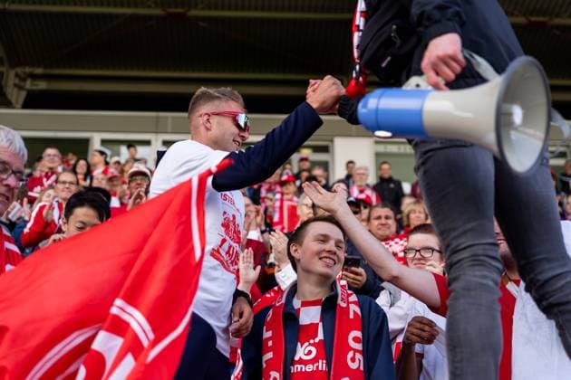 Alexander Ulbrich (1. FSV Mainz 05, Co-Trainer) feiert den Aufstieg mit den Fans auf der Tribuene, GER, 1. FSV Mainz 05 vs. 1. FC Saarbruecken, Frauen-Regionalliga Suedwest, 21. Spieltag, Saison 2024 2025, 18.05.2025, DFB DFL REGULATIONS PROHIBIT ANY USE OF PHOTOGRAPHS AS IMAGE SEQUENCES AND OR QUASI-VIDEO, GER, 1. FSV Mainz 05 vs. 1. FC Saarbruecken, Frauen-Regionalliga Suedwest, 21. Spieltag, Saison 2024 2025, 18.05.2025, Mainz Copyright: xEibner-Pressefoto Jan-NiclasxGrox EP_JGG