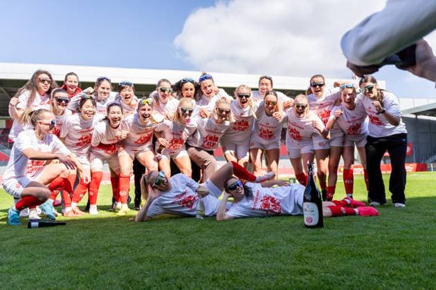 Jubel, Freude, Emotion, Mannschaft von 1. FSV Mainz 05 feiert Aufstieg, GER, 1. FSV Mainz 05 vs. 1. FC Saarbruecken, Frauen-Regionalliga Suedwest, 21. Spieltag, Saison 2024 2025, 18.05.2025, DFB DFL REGULATIONS PROHIBIT ANY USE OF PHOTOGRAPHS AS IMAGE SEQUENCES AND OR QUASI-VIDEO, GER, 1. FSV Mainz 05 vs. 1. FC Saarbruecken, Frauen-Regionalliga Suedwest, 21. Spieltag, Saison 2024 2025, 18.05.2025, Mainz Copyright: xEibner-Pressefoto Jan-NiclasxGrox EP_JGG