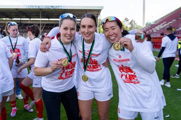 Jubel, Freude, Emotion, v.l. Anna Friedrichowitz (1. FSV Mainz 05, 19), Ann-Christin Schaefer (1. FSV Mainz 05, 32), Mamiko Matsumoto (1. FSV Mainz 05, 01) zum Aufstieg, GER, 1. FSV Mainz 05 vs. 1. FC Saarbruecken, Frauen-Regionalliga Suedwest, 21. Spieltag, Saison 2024 2025, 18.05.2025, DFB DFL REGULATIONS PROHIBIT ANY USE OF PHOTOGRAPHS AS IMAGE SEQUENCES AND OR QUASI-VIDEO, GER, 1. FSV Mainz 05 vs. 1. FC Saarbruecken, Frauen-Regionalliga Suedwest, 21. Spieltag, Saison 2024 2025, 18.05.2025, Mainz Copyright: xEibner-Pressefoto Jan-NiclasxGrox EP_JGG