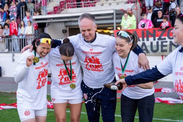 Jubel, Freude, Emotion v.l. Mamiko Matsumoto (1. FSV Mainz 05, 01), Ann-Christin Schaefer (1. FSV Mainz 05, 32), Elvir Smajlovic (1. FSV Mainz 05, Torwart-Trainer), Anna Friedrichowitz (1. FSV Mainz 05, 19) zum Aufstieg, GER, 1. FSV Mainz 05 vs. 1. FC Saarbruecken, Frauen-Regionalliga Suedwest, 21. Spieltag, Saison 2024 2025, 18.05.2025, DFB DFL REGULATIONS PROHIBIT ANY USE OF PHOTOGRAPHS AS IMAGE SEQUENCES AND OR QUASI-VIDEO, GER, 1. FSV Mainz 05 vs. 1. FC Saarbruecken, Frauen-Regionalliga Suedwest, 21. Spieltag, Saison 2024 2025, 18.05.2025, Mainz Copyright: xEibner-Pressefoto Jan-NiclasxGrox EP_JGG