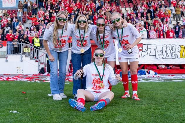 Jubel, Freude, Emotion, v.l. April Fritz (1. FSV Mainz 05, 09), Maren Michelchen (1. FSV Mainz 05, 29), Miriam Sterrer (1. FSV Mainz 05, 03), Maja Pageler (1. FSV Mainz 05, 37, sitzt), Melina Mehler (1. FSV Mainz 05, 16) zum Aufstieg, GER, 1. FSV Mainz 05 vs. 1. FC Saarbruecken, Frauen-Regionalliga Suedwest, 21. Spieltag, Saison 2024 2025, 18.05.2025, DFB DFL REGULATIONS PROHIBIT ANY USE OF PHOTOGRAPHS AS IMAGE SEQUENCES AND OR QUASI-VIDEO, GER, 1. FSV Mainz 05 vs. 1. FC Saarbruecken, Frauen-Regionalliga Suedwest, 21. Spieltag, Saison 2024 2025, 18.05.2025, Mainz Copyright: xEibner-Pressefoto Jan-NiclasxGrox EP_JGG