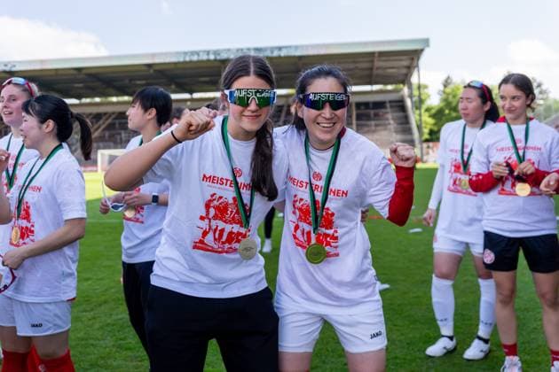 Jubel, Freude, Emotion, v.l. Sarah Clarke (1. FSV Mainz 05, 12), Mamiko Matsumoto (1. FSV Mainz 05, 01) zum Aufstieg, GER, 1. FSV Mainz 05 vs. 1. FC Saarbruecken, Frauen-Regionalliga Suedwest, 21. Spieltag, Saison 2024 2025, 18.05.2025, DFB DFL REGULATIONS PROHIBIT ANY USE OF PHOTOGRAPHS AS IMAGE SEQUENCES AND OR QUASI-VIDEO, GER, 1. FSV Mainz 05 vs. 1. FC Saarbruecken, Frauen-Regionalliga Suedwest, 21. Spieltag, Saison 2024 2025, 18.05.2025, Mainz Copyright: xEibner-Pressefoto Jan-NiclasxGrox EP_JGG
