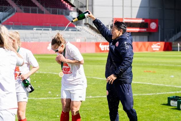 Jubel, Freude, Emotion, Sektdusche, v.l. Jana Loeber (1. FSV Mainz 05, 05), Yuya Okuda (1. FSV Mainz 05, Co-Trainer), GER, 1. FSV Mainz 05 vs. 1. FC Saarbruecken, Frauen-Regionalliga Suedwest, 21. Spieltag, Saison 2024 2025, 18.05.2025, DFB DFL REGULATIONS PROHIBIT ANY USE OF PHOTOGRAPHS AS IMAGE SEQUENCES AND OR QUASI-VIDEO, GER, 1. FSV Mainz 05 vs. 1. FC Saarbruecken, Frauen-Regionalliga Suedwest, 21. Spieltag, Saison 2024 2025, 18.05.2025, Mainz Copyright: xEibner-Pressefoto Jan-NiclasxGrox EP_JGG