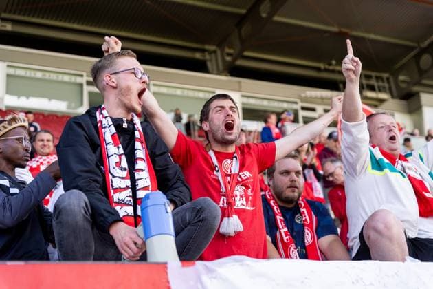 Fans von 1. FSV Mainz 05 singen und jubeln der Mannschaft zum Aufstieg zu, GER, 1. FSV Mainz 05 vs. 1. FC Saarbruecken, Frauen-Regionalliga Suedwest, 21. Spieltag, Saison 2024 2025, 18.05.2025, DFB DFL REGULATIONS PROHIBIT ANY USE OF PHOTOGRAPHS AS IMAGE SEQUENCES AND OR QUASI-VIDEO, GER, 1. FSV Mainz 05 vs. 1. FC Saarbruecken, Frauen-Regionalliga Suedwest, 21. Spieltag, Saison 2024 2025, 18.05.2025, Mainz Copyright: xEibner-Pressefoto Jan-NiclasxGrox EP_JGG