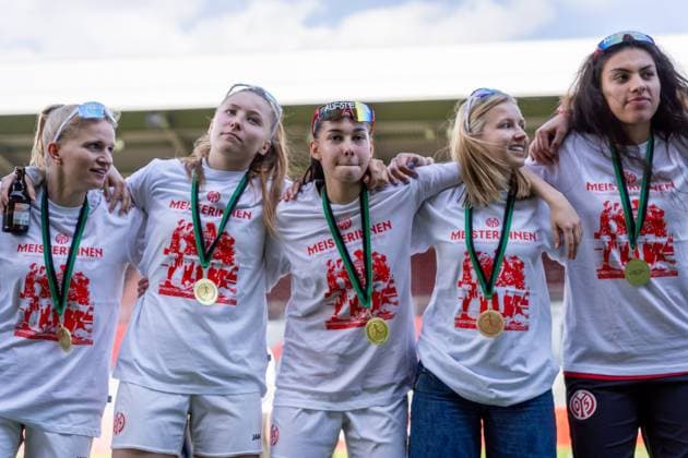 Jubel, Freude, Emotion, v.l. Melina Mehler (1. FSV Mainz 05, 16), Maja Pageler (1. FSV Mainz 05, 37), Miriam Sterrer (1. FSV Mainz 05, 03), Maren Michelchen (1. FSV Mainz 05, 29) zum Aufstieg, GER, 1. FSV Mainz 05 vs. 1. FC Saarbruecken, Frauen-Regionalliga Suedwest, 21. Spieltag, Saison 2024 2025, 18.05.2025, DFB DFL REGULATIONS PROHIBIT ANY USE OF PHOTOGRAPHS AS IMAGE SEQUENCES AND OR QUASI-VIDEO, GER, 1. FSV Mainz 05 vs. 1. FC Saarbruecken, Frauen-Regionalliga Suedwest, 21. Spieltag, Saison 2024 2025, 18.05.2025, Mainz Copyright: xEibner-Pressefoto Jan-NiclasxGrox EP_JGG